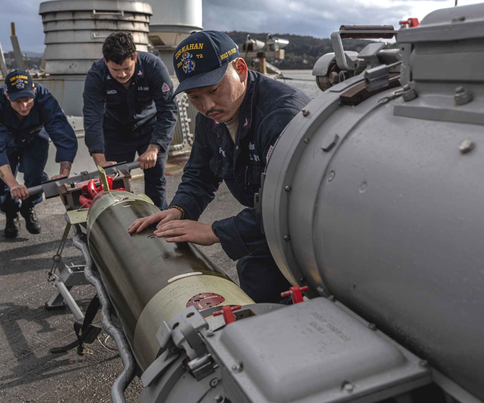 uss mahan ddg-72 guided missile destroyer aegis torpedo loading 2025 79