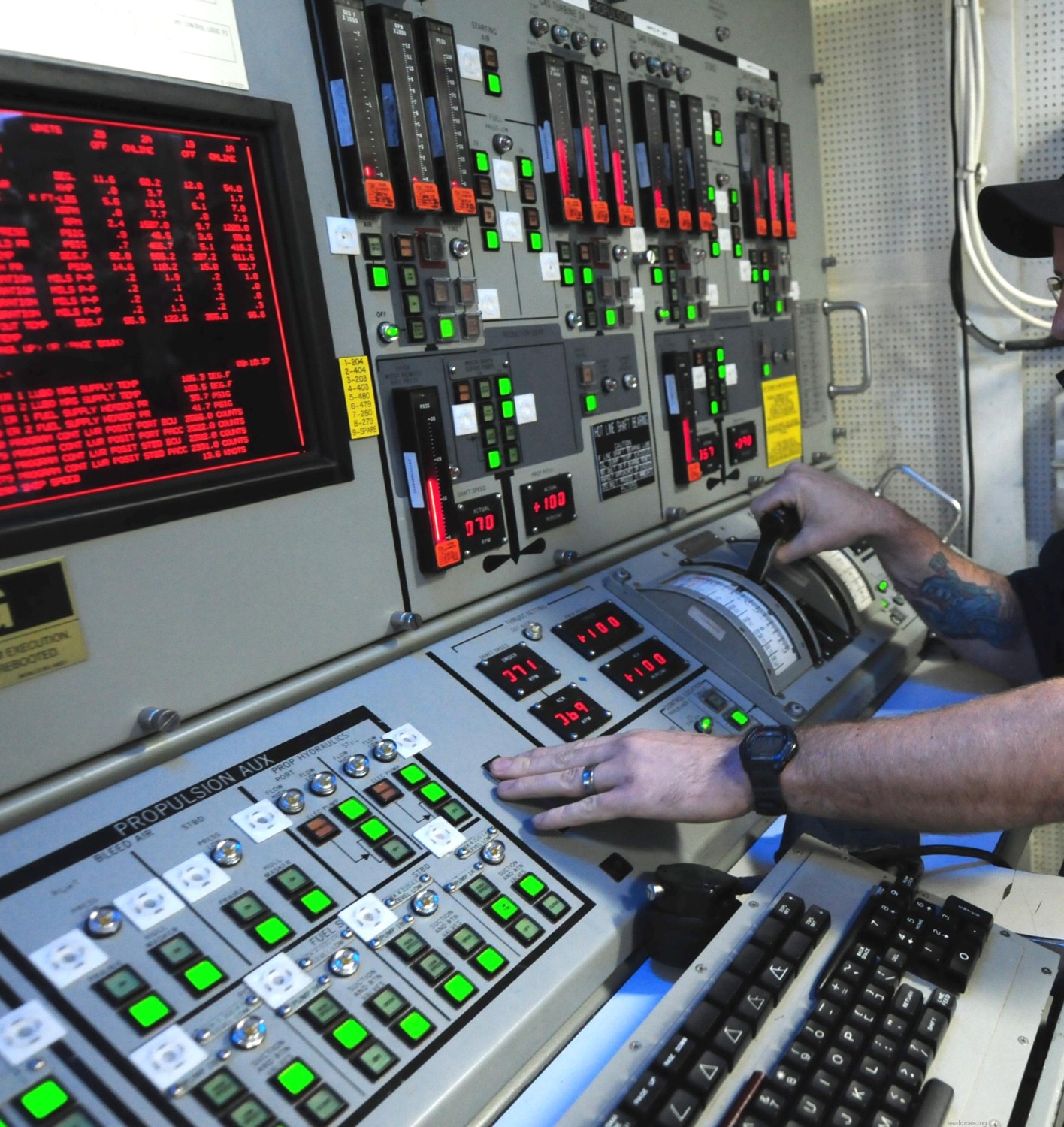 ddg-74 uss mcfaul guided missile destroyer arleigh burke class aegis bmd 30 propulsion auxilary control console