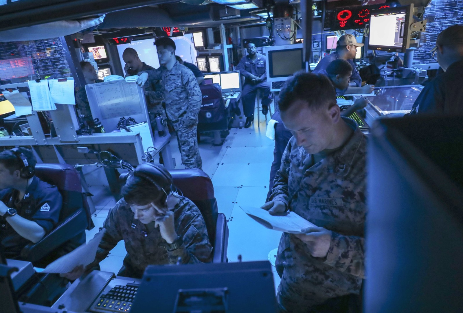 ddg-76 uss higgins guided missile destroyer combat information center cic 2022 50