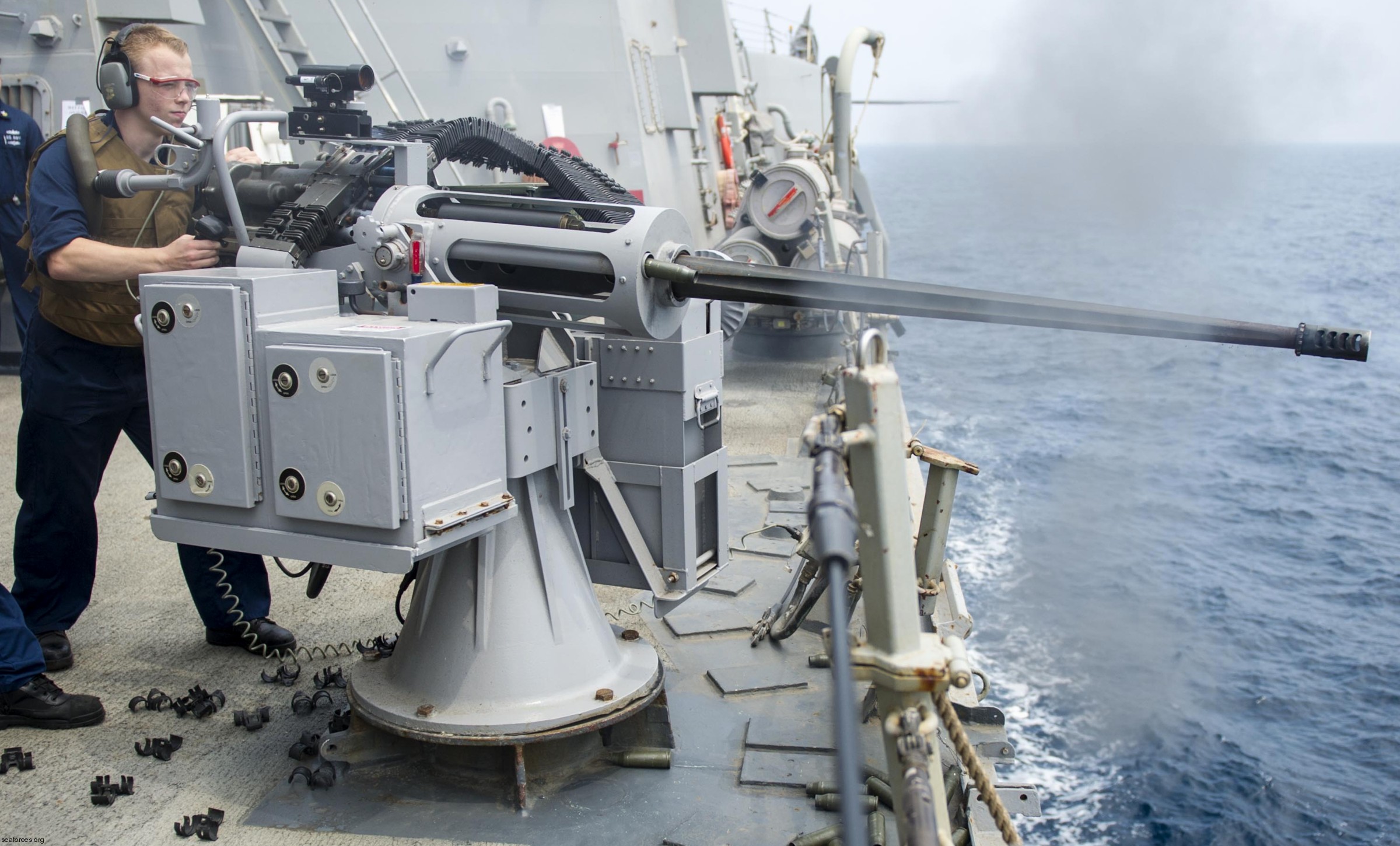 ddg-80 uss roosevelt guided missile destroyer arleigh burke class us navy 43 mk. 38 mod.1 25mm machine gun system mgs