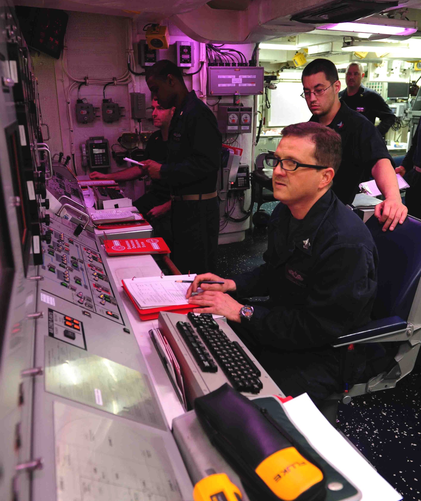 ddg-81 uss winston s. churchill arleigh burke class guided missile destroyer aegis 19 central control station