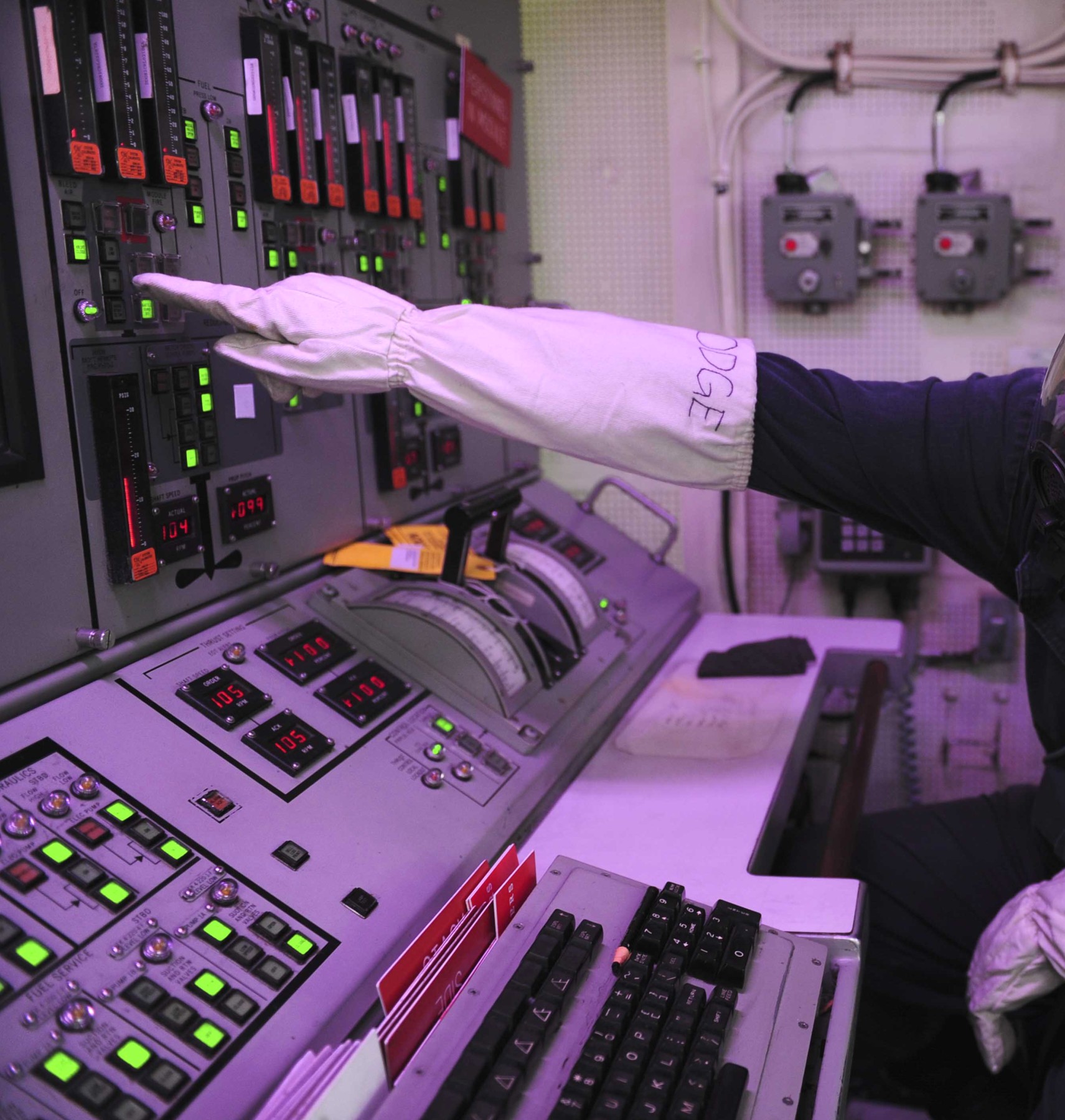 ddg-81 uss winston s. churchill arleigh burke class guided missile destroyer aegis 20 propulsion control console