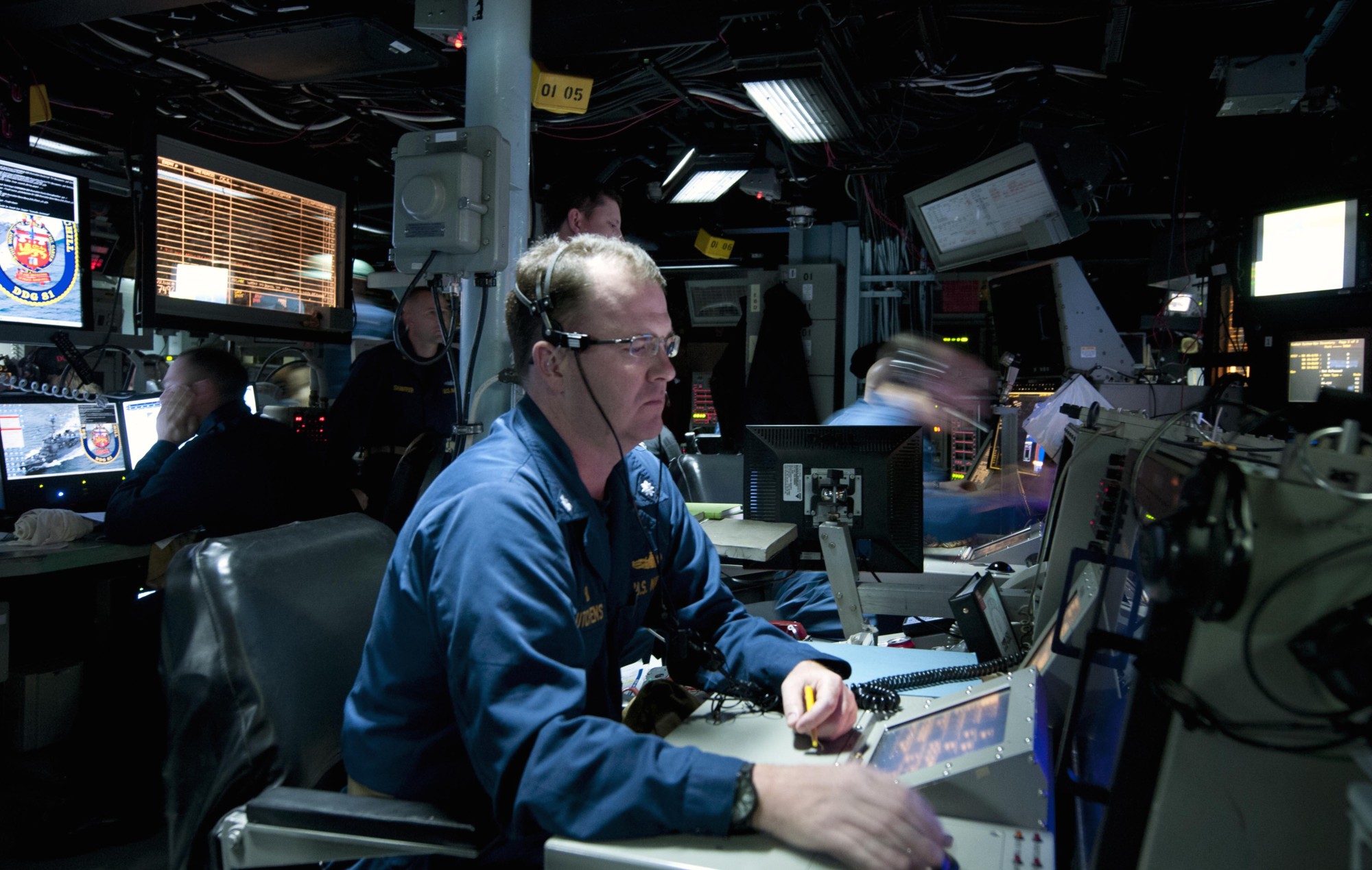ddg-81 uss winston s. churchill arleigh burke class guided missile destroyer aegis 35 combat information center cic