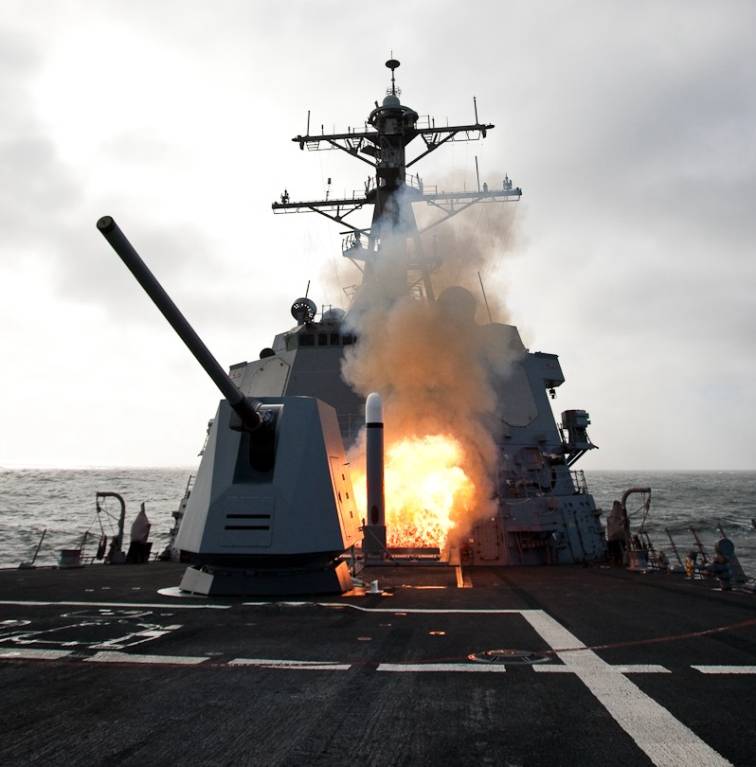 DDG-91 USS Pinckney fires a BGM-109 Tomahawk TLAM from Mk-41 VLS