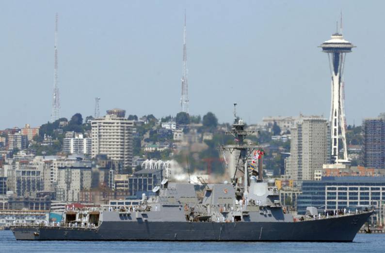 DDG-92 USS Momsen Seattle 2009