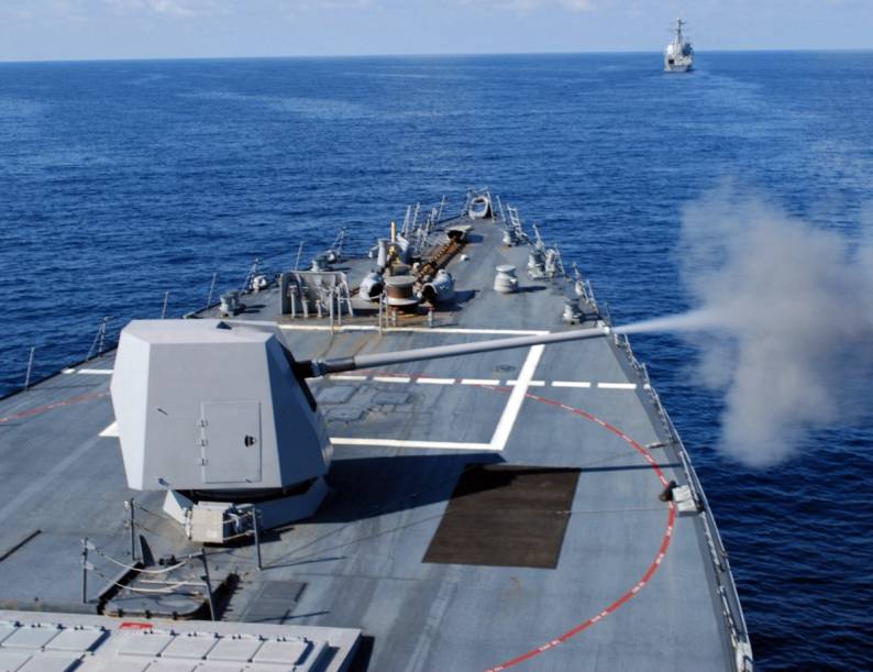 DDG-93 USS Chung-Hoon fires her Mk-45 Mod.4 gun