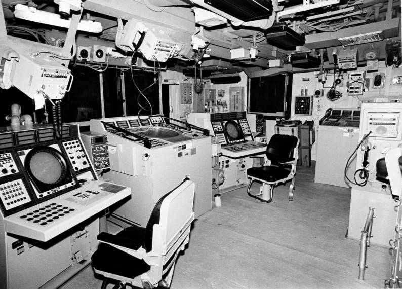 FFG-10 USS Duncan combat information center CIC