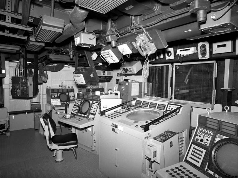 FFG-24 USS Jack Williams combat information center