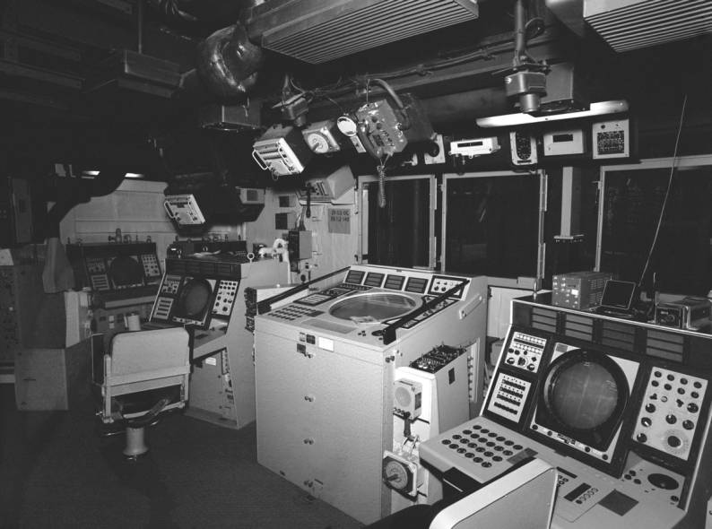 combat information center CIC - USS Aubrey Fitch FFG-34