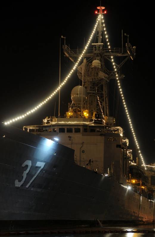 USS Crommelin FFG-37 pearl harbor hawaii 2009 christmas lights