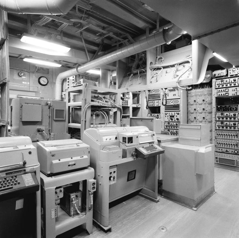 FFG-43 USS Thach communications room