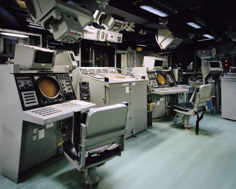FFG-51 USS Gary combat information center CIC