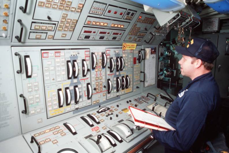 FFG-54 USS Ford engine control room