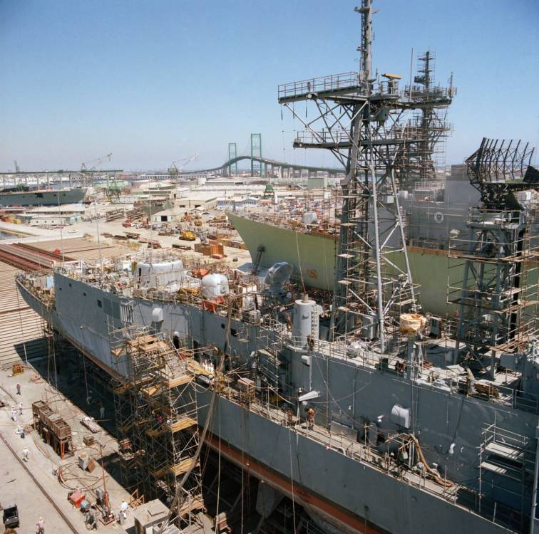 FFG-60 USS Rodney M. Davis under construction