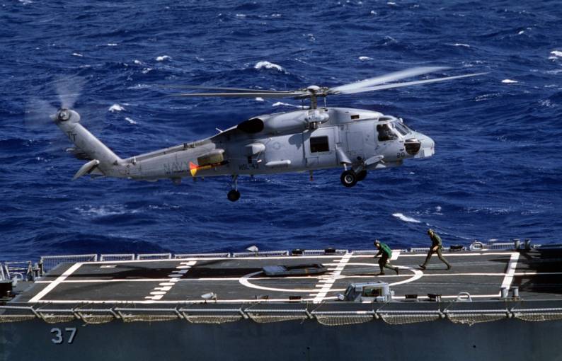 SH-60B Seahawk LAMPS III lands on the flight deck of USS Crommelin FFG-37