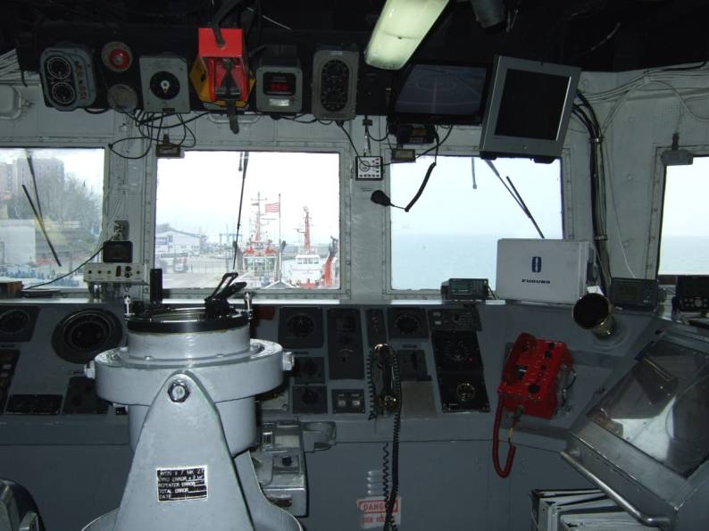 bridge aboard USS John L. Hall FFG-32