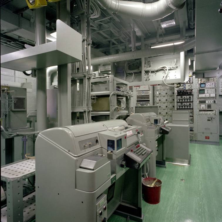 communications center aboard USS Reuben James FFG-57