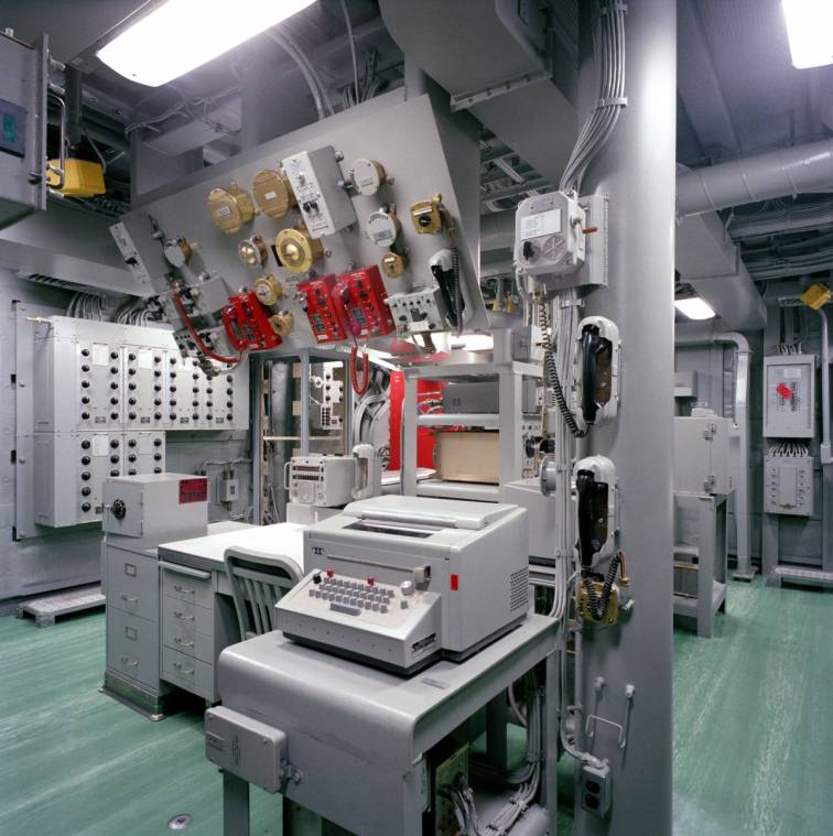 communications center aboard USS Ford FFG-54