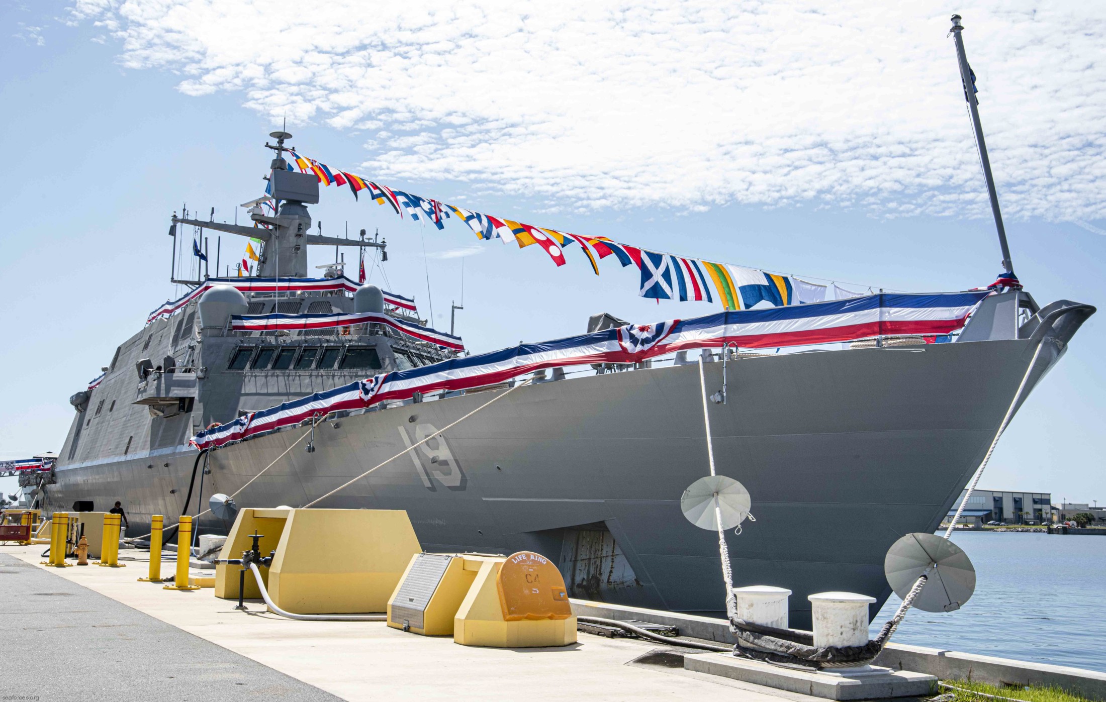 lcs-19 uss st. louis freedom class littoral combat ship us navy 07 commissioning naval station mayport florida