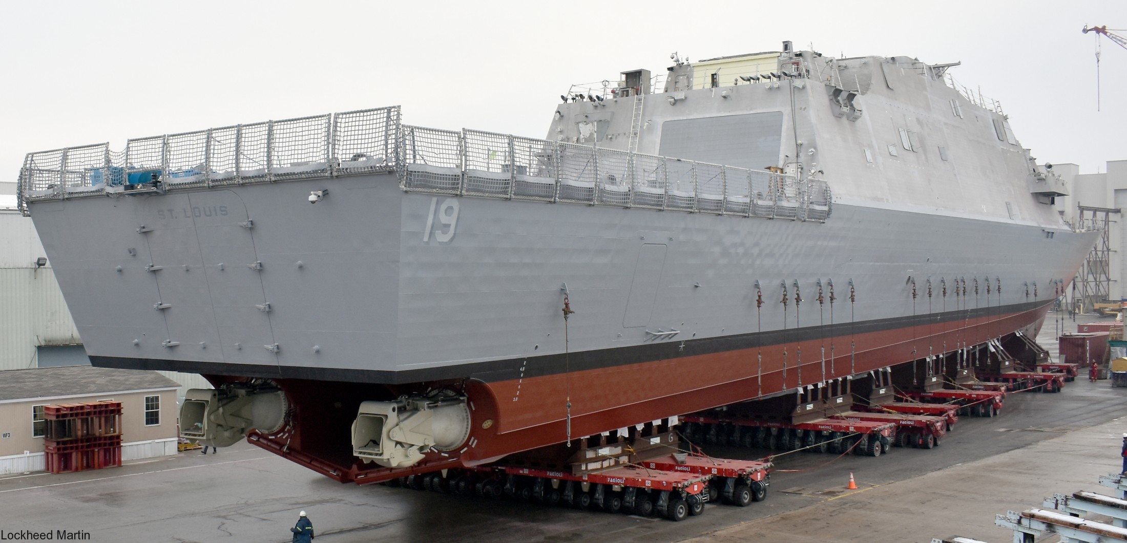 lcs-19 uss st. louis freedom class littoral combat ship us navy 22 move out