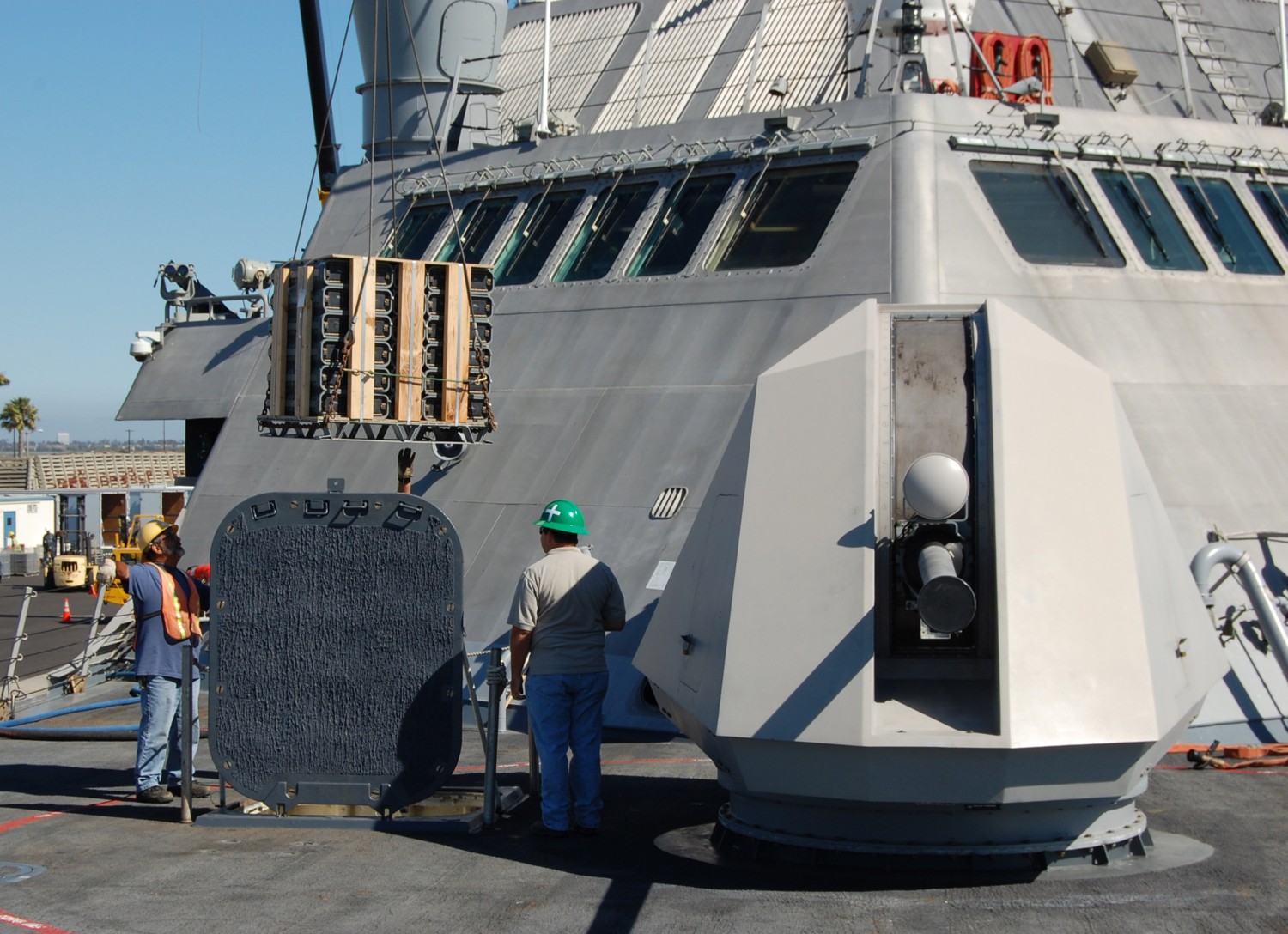 lcs-1 uss freedom class littoral combat ship us navy 68 mk.110 gun 57mm ammunition onload