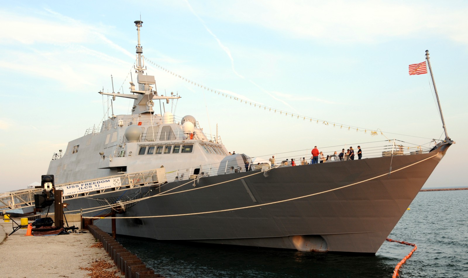 lcs-1 uss freedom class littoral combat ship us navy 119 milwaukee wisconsin