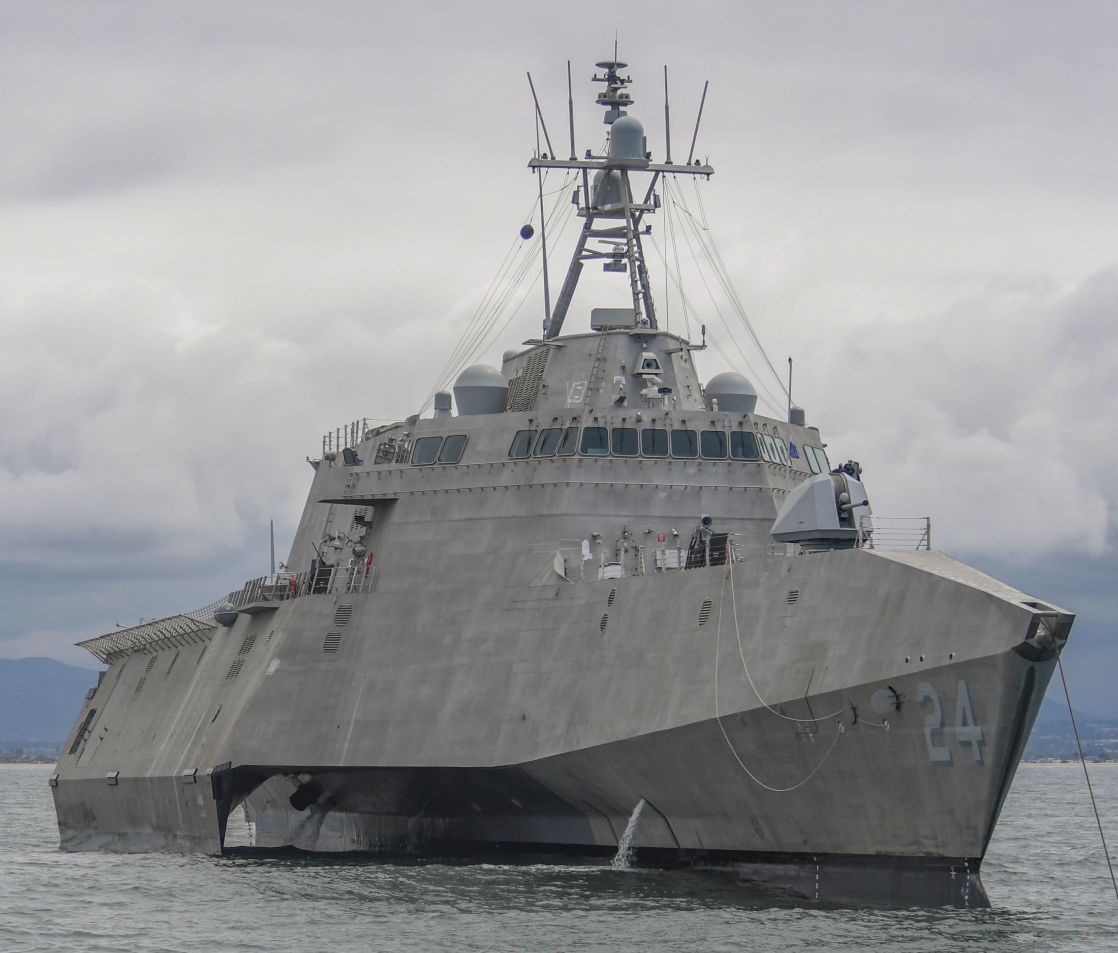 lcs-24 uss oakland independence class littoral combat ship us navy 11 san diego california