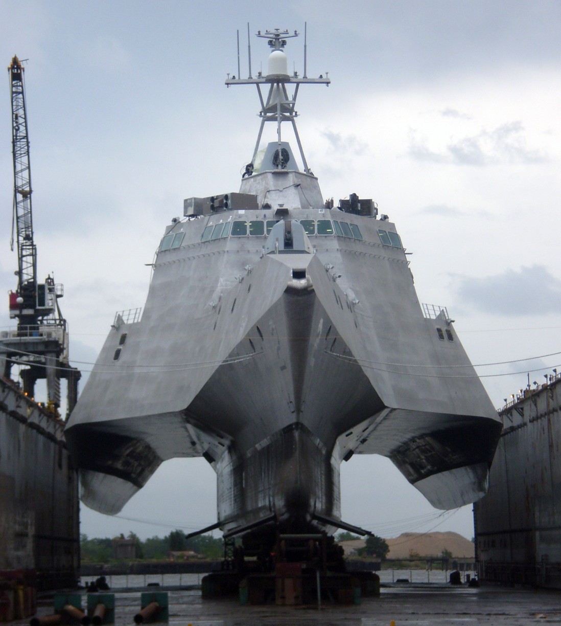 lcs-2 uss independence littoral combat ship us navy class 95 austal-usa shipbuilding mobile alabama