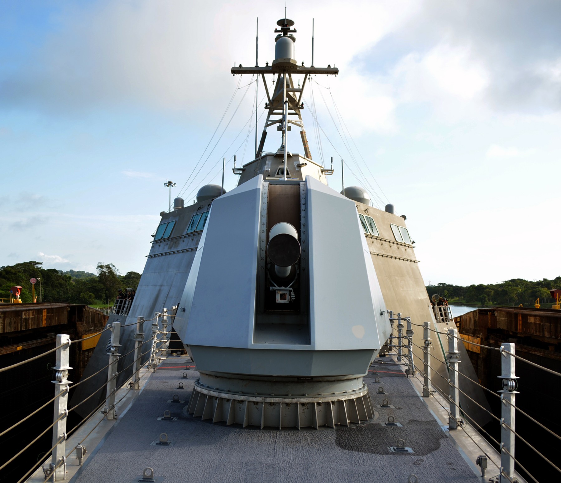 lcs-6 uss jackson independence class littoral combat ship us navy 17 panama canal gatun