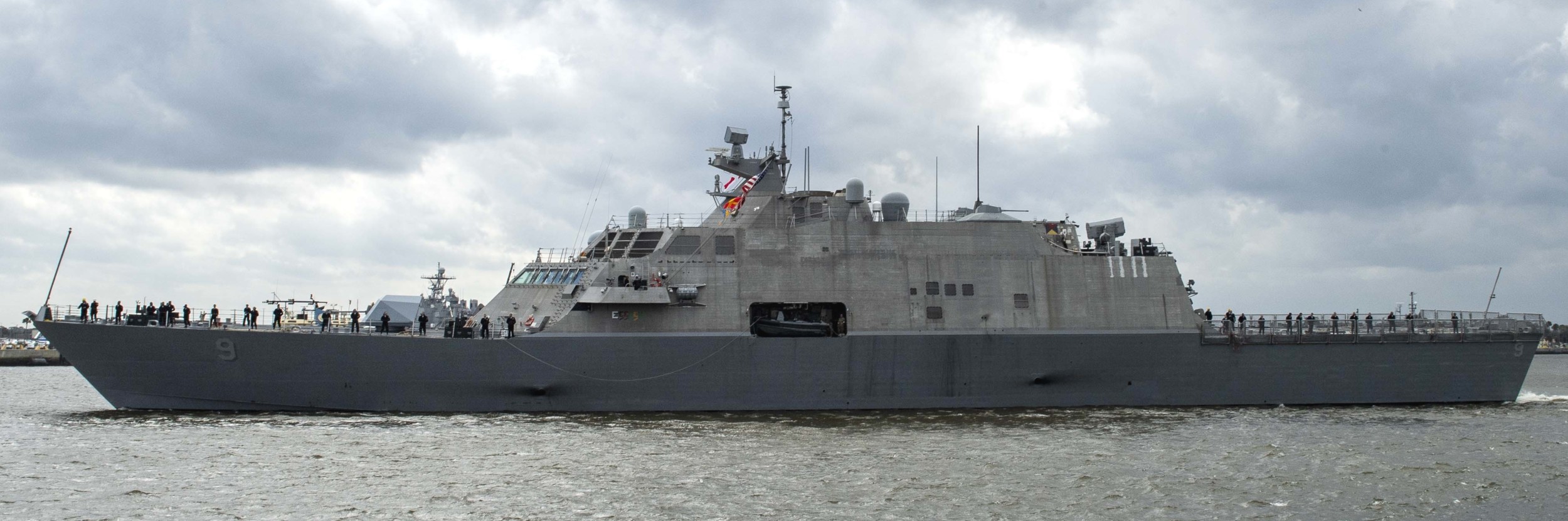 lcs-9 uss little rock freedom class littoral combat ship us navy 43 departing mayport florida