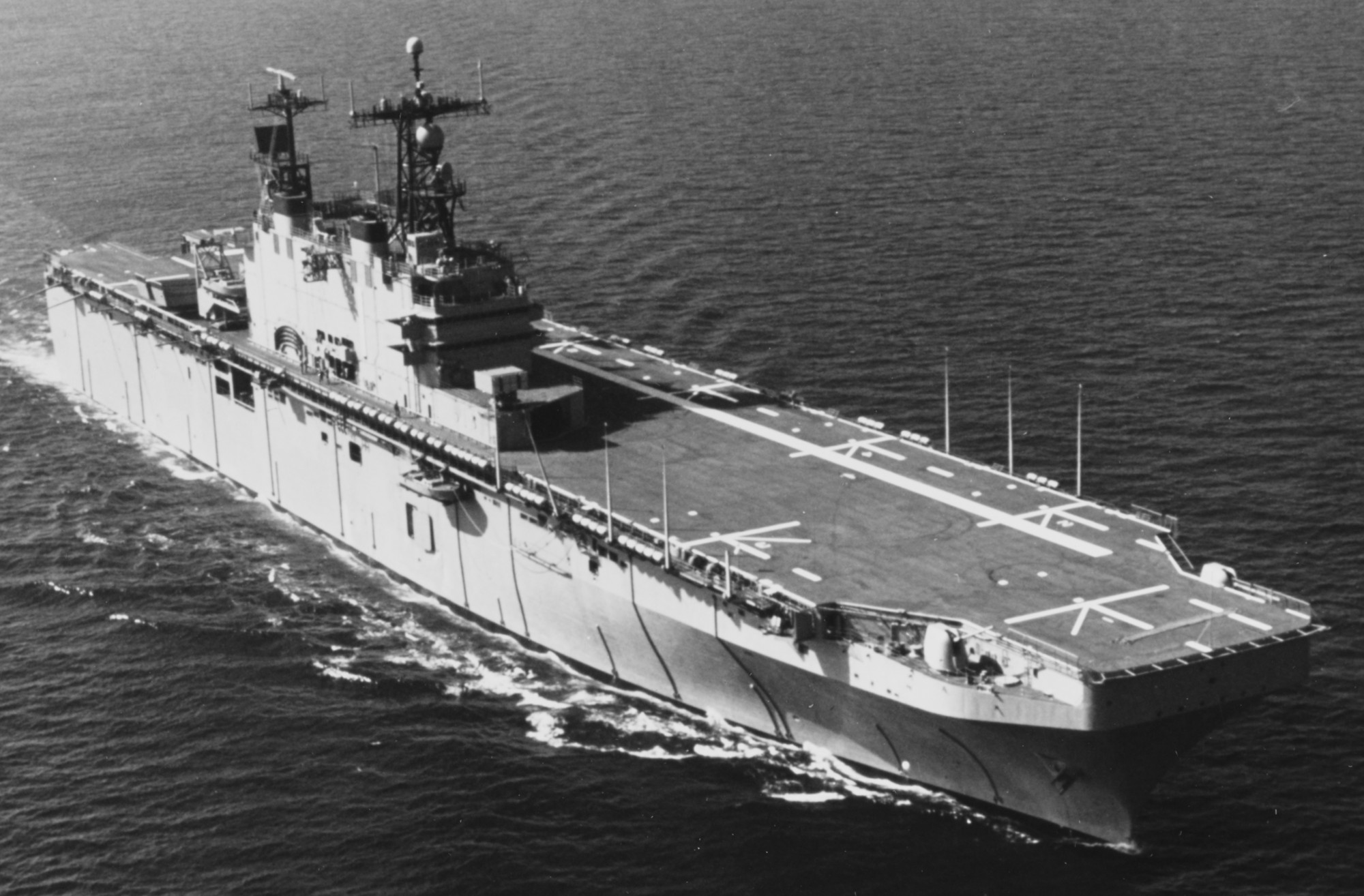lha-1 uss tarawa amphibious assault ship us navy 13
