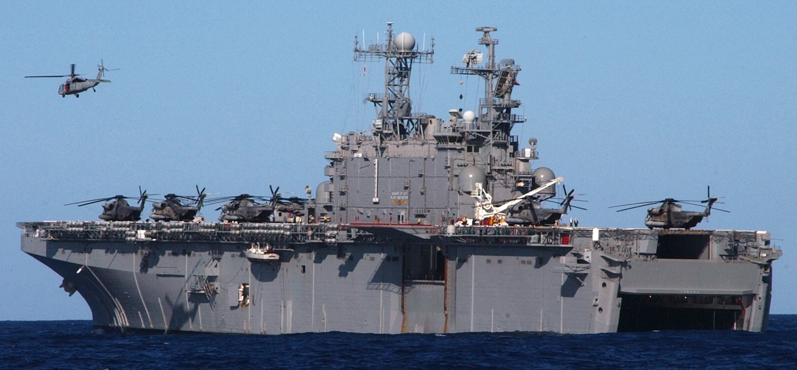 lha-1 uss tarawa amphibious assault ship us navy exercise rimpac 2004 30