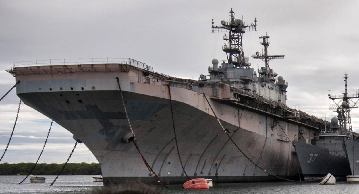 lha-1 uss tarawa amphibious assault ship us navy laid up pearl harbor hawaii nismf 54