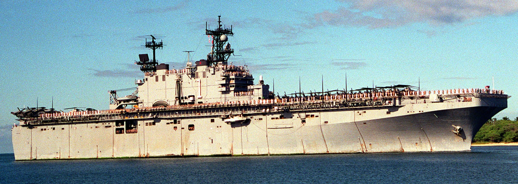 lha-1 uss tarawa amphibious assault ship us navy 77 pearl harbor