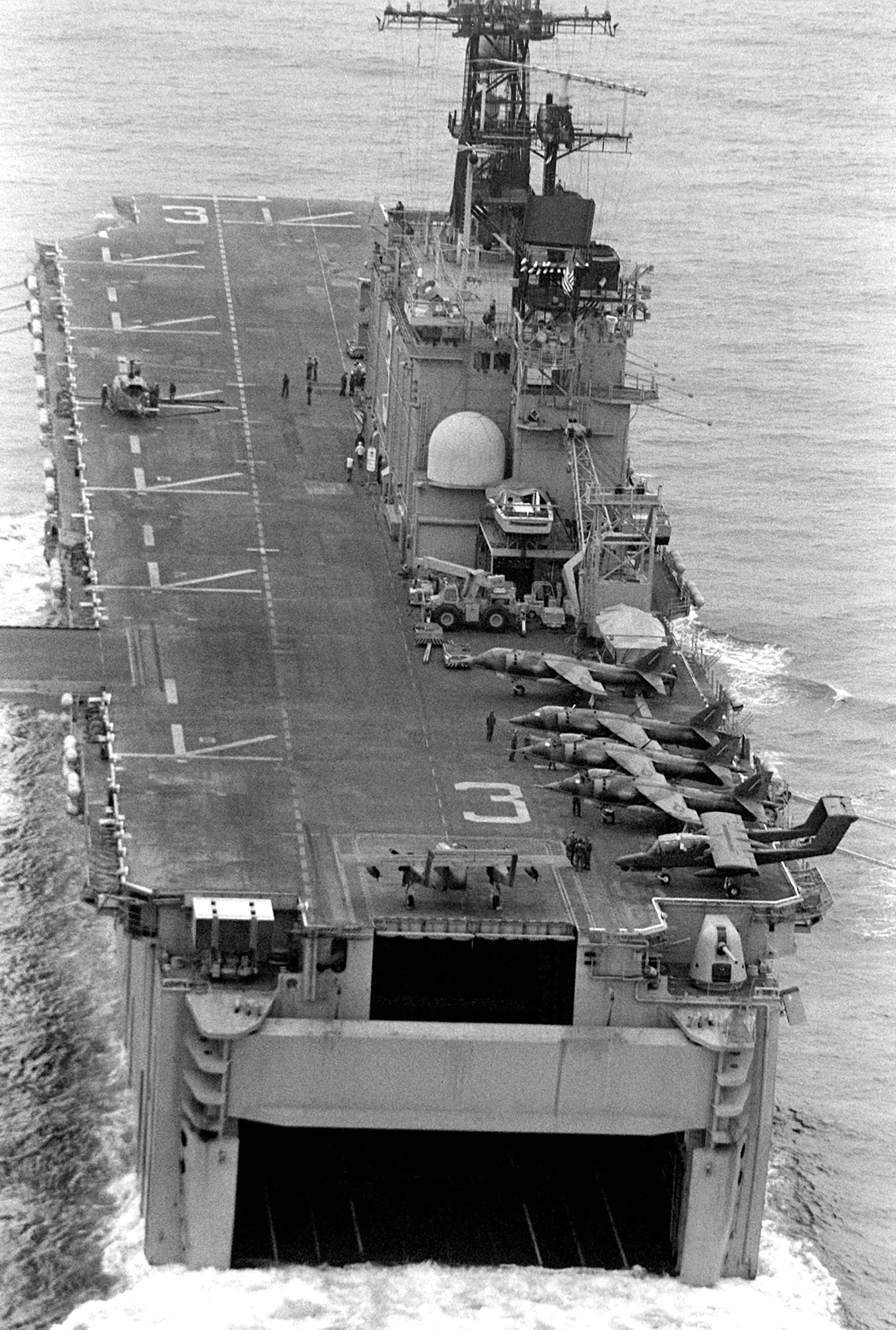 lha-3 uss belleau wood tarawa class amphibious assault ship us navy 13 hmm-262