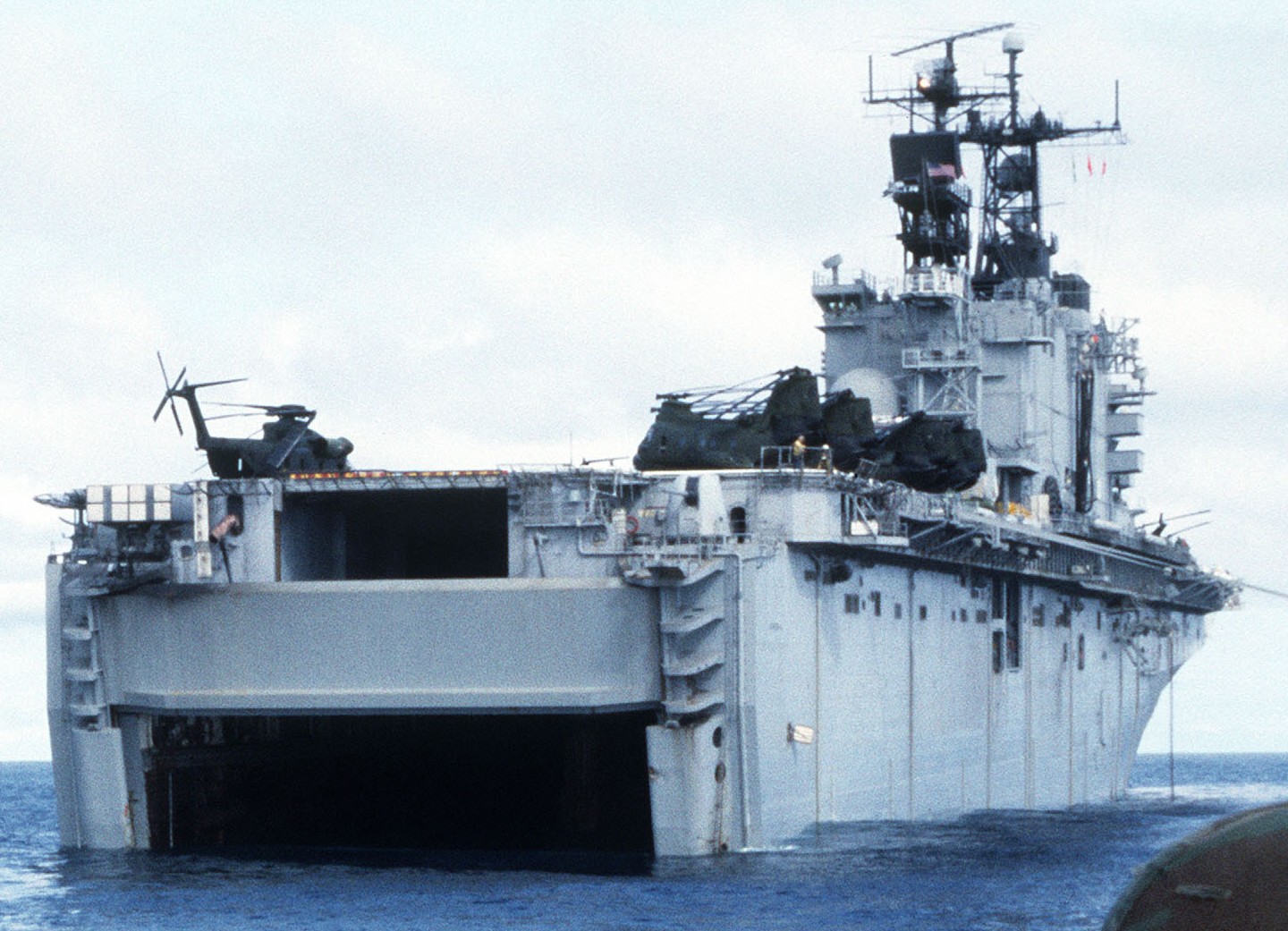 lha-4 uss nassau tarawa class amphibious assault ship us navy 100 hmm-263 24mau