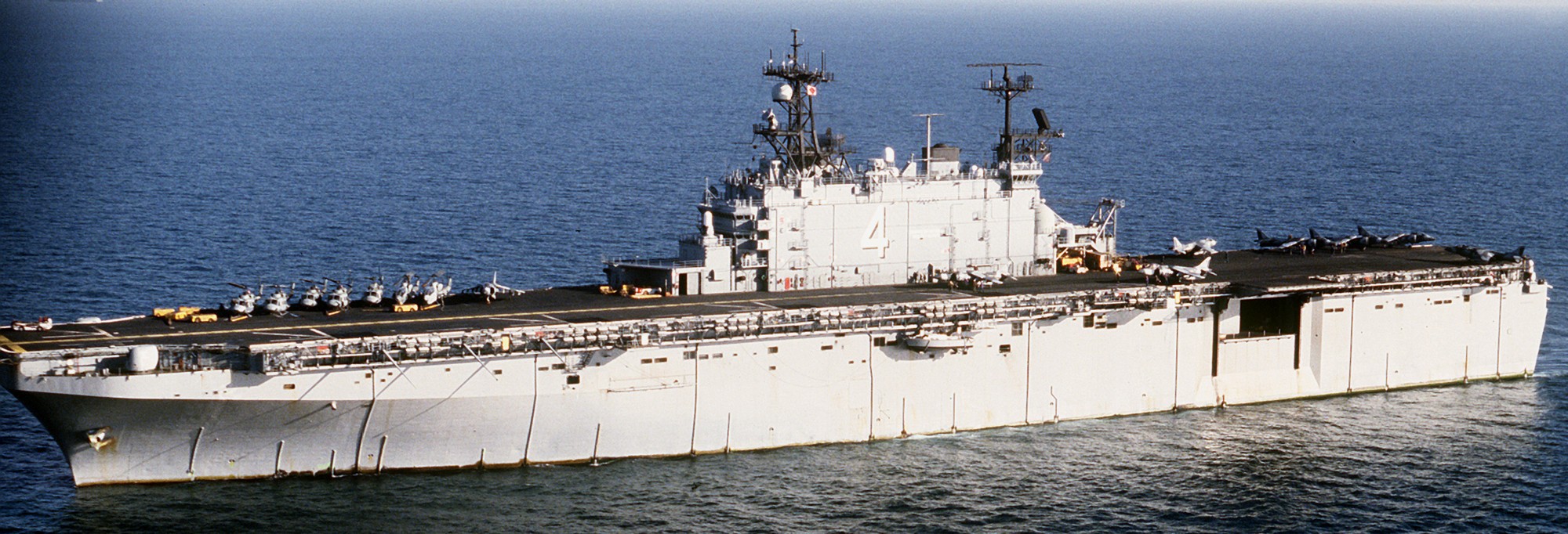 lha-4 uss nassau tarawa class amphibious assault ship us navy 134 desert storm 1991