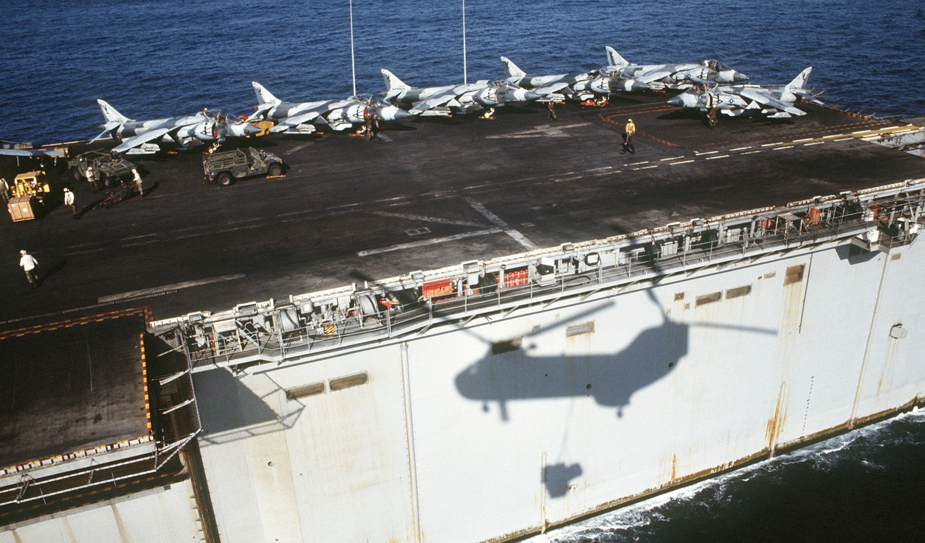 lha-4 uss nassau tarawa class amphibious assault ship us navy 135 desert storm harrier camouflage