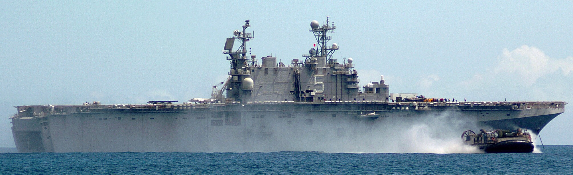 lha-5 uss peleliu tarawa class amphibious assault ship landing helicopter us navy marines 07