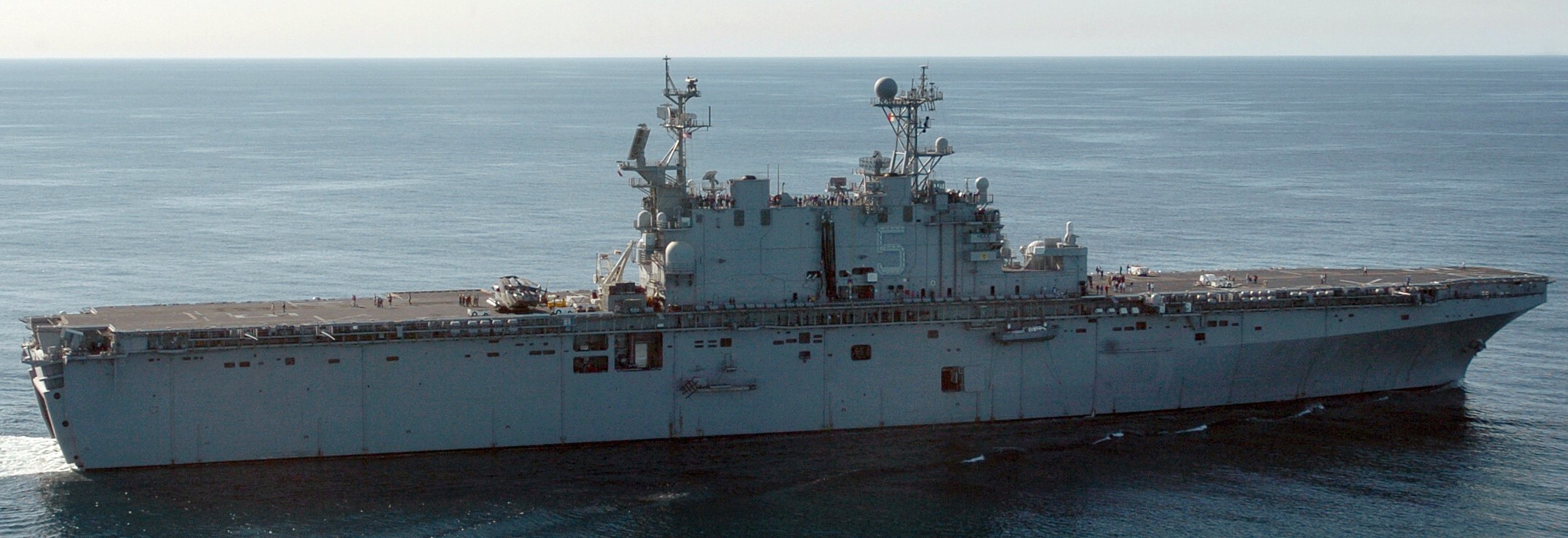 lha-5 uss peleliu tarawa class amphibious assault ship landing helicopter us navy marines 09