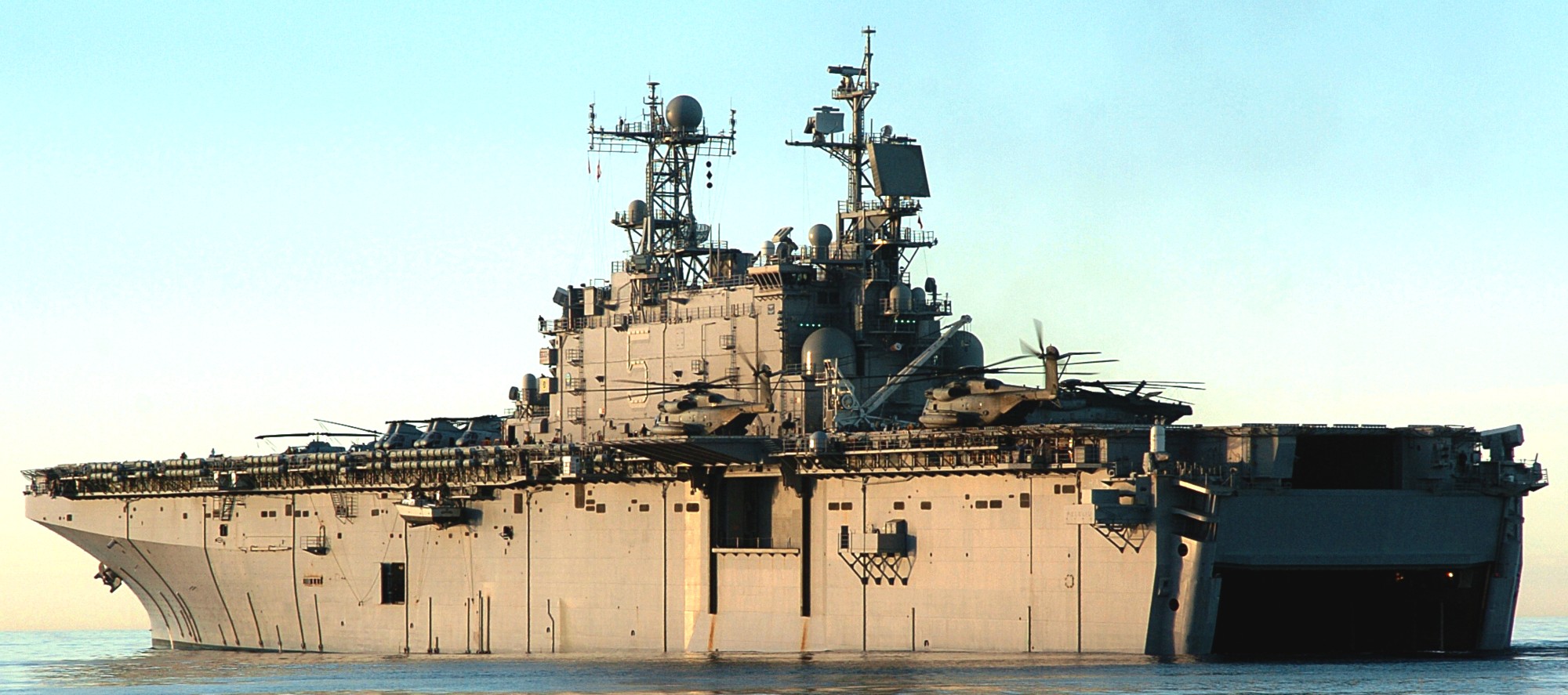 lha-5 uss peleliu tarawa class amphibious assault ship landing helicopter us navy hmm-166(rein) marines 11