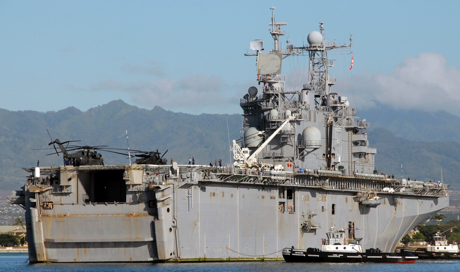 lha-5 uss peleliu tarawa class amphibious assault ship landing helicopter us navy pearl harbor hawaii 24