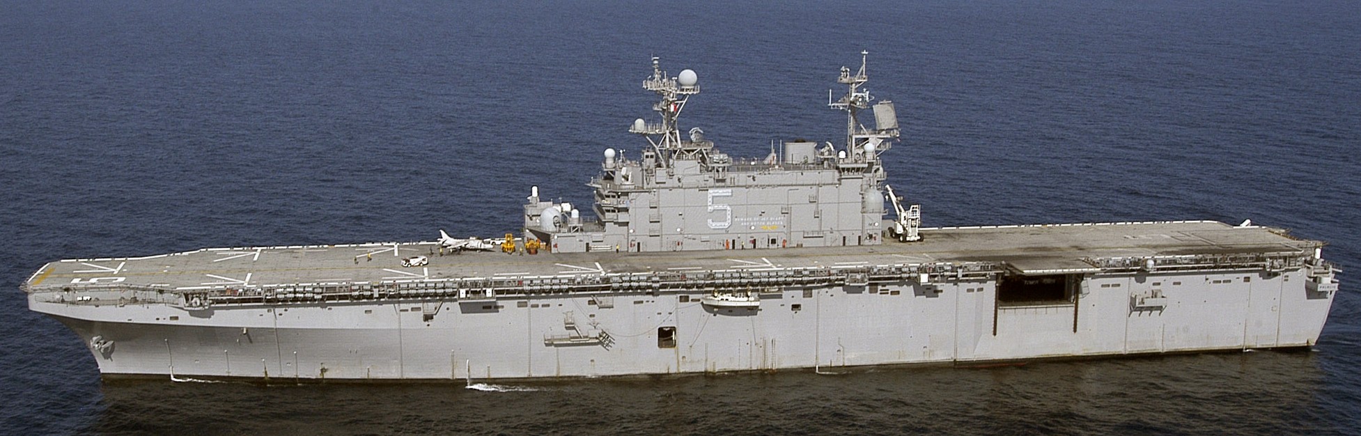 lha-5 uss peleliu tarawa class amphibious assault ship landing helicopter us navy pacific ocean 26