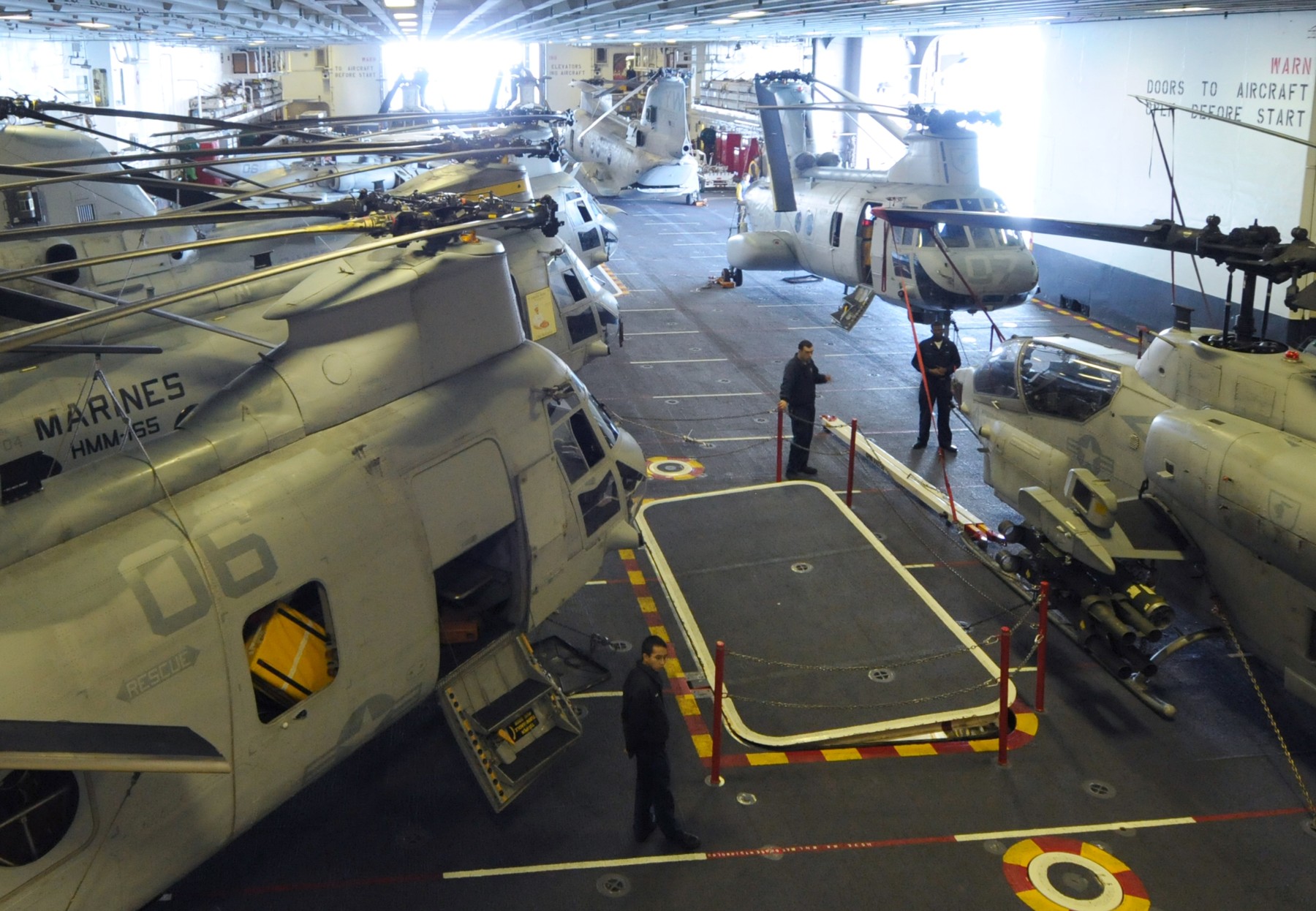 lha-5 uss peleliu tarawa class amphibious assault ship landing helicopter us navy hmm-165(rein) marines 49