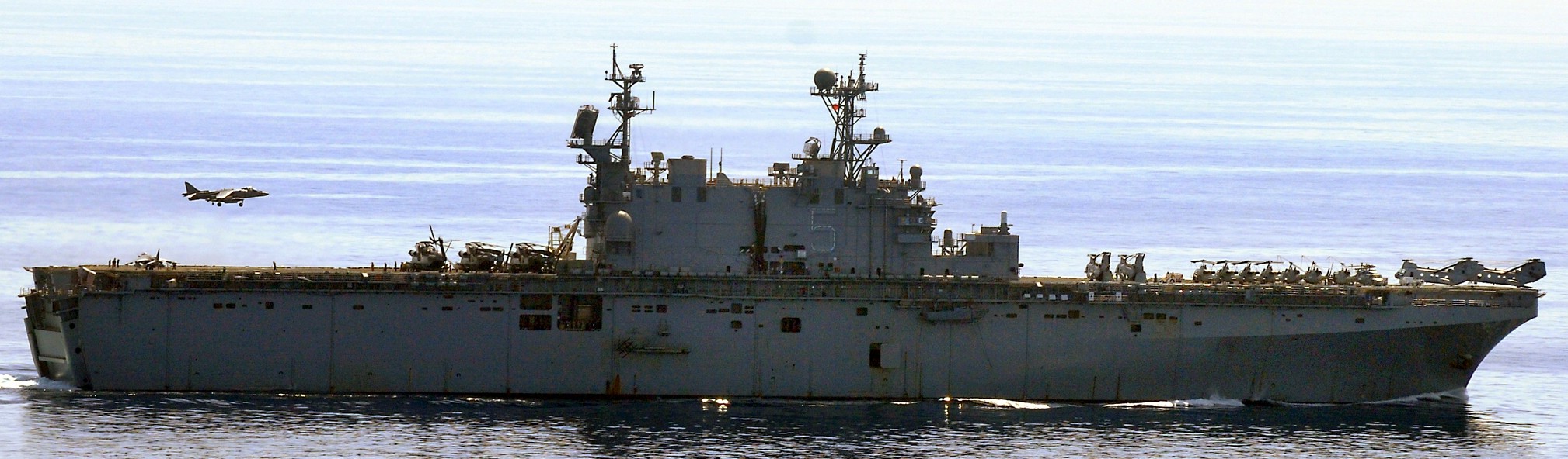lha-5 uss peleliu tarawa class amphibious assault ship landing helicopter us navy hmm-165(rein) marines 50