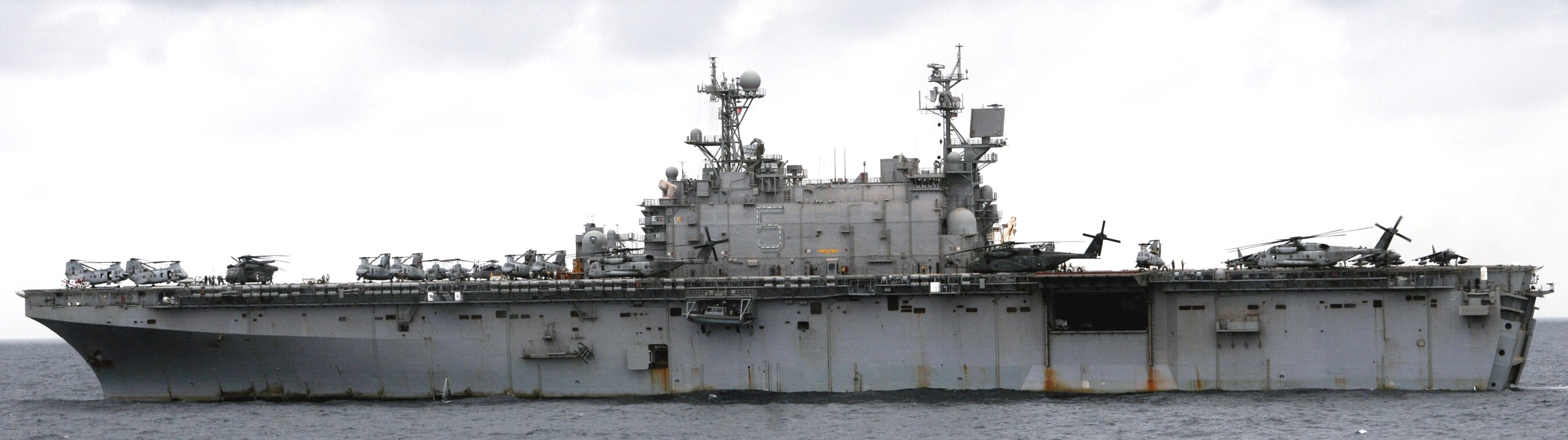 lha-5 uss peleliu tarawa class amphibious assault ship landing helicopter us navy hmm-165(rein) marines 59