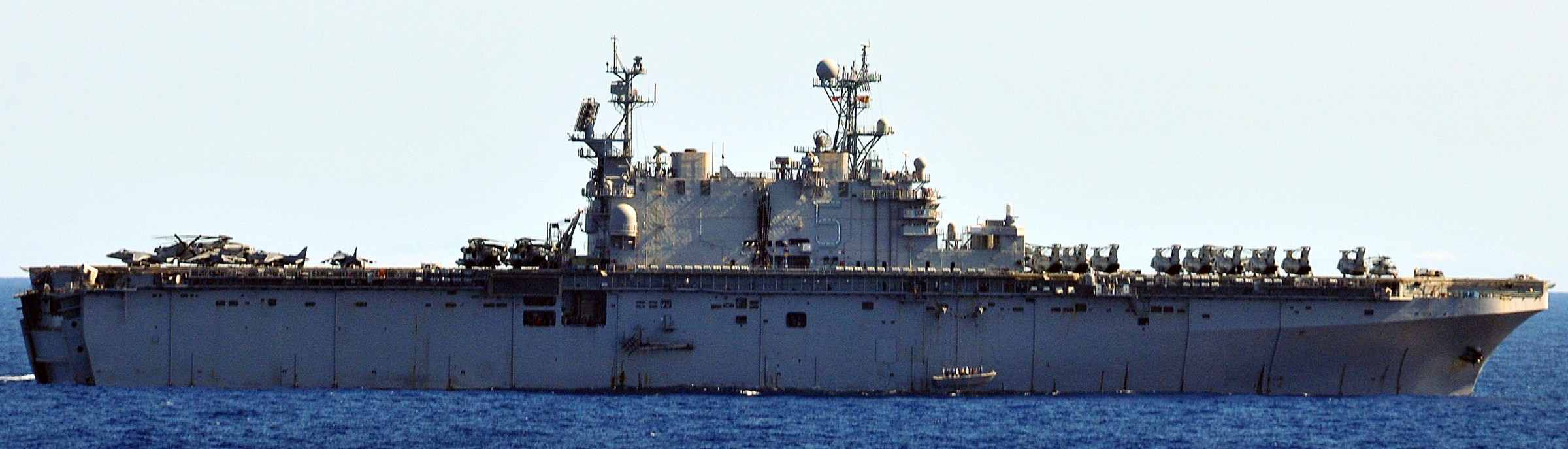 lha-5 uss peleliu tarawa class amphibious assault ship landing helicopter us navy hmm-165(rein) marines 61