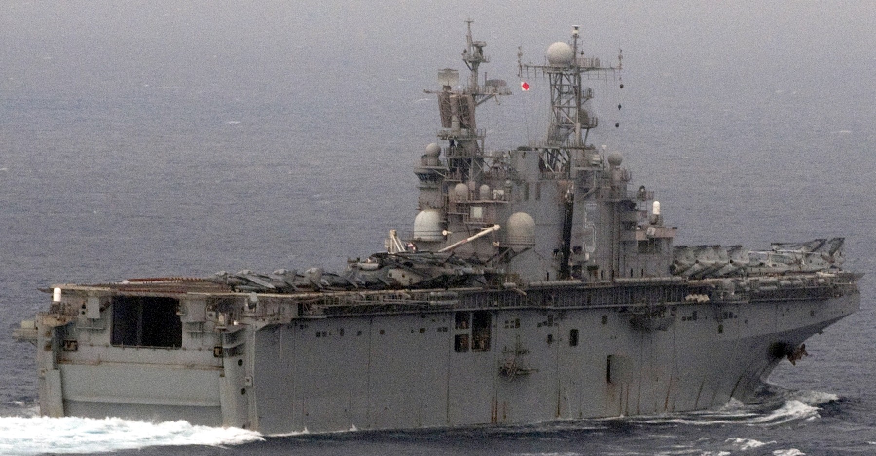 lha-5 uss peleliu tarawa class amphibious assault ship landing helicopter us navy hmm-364(rein) marines 70