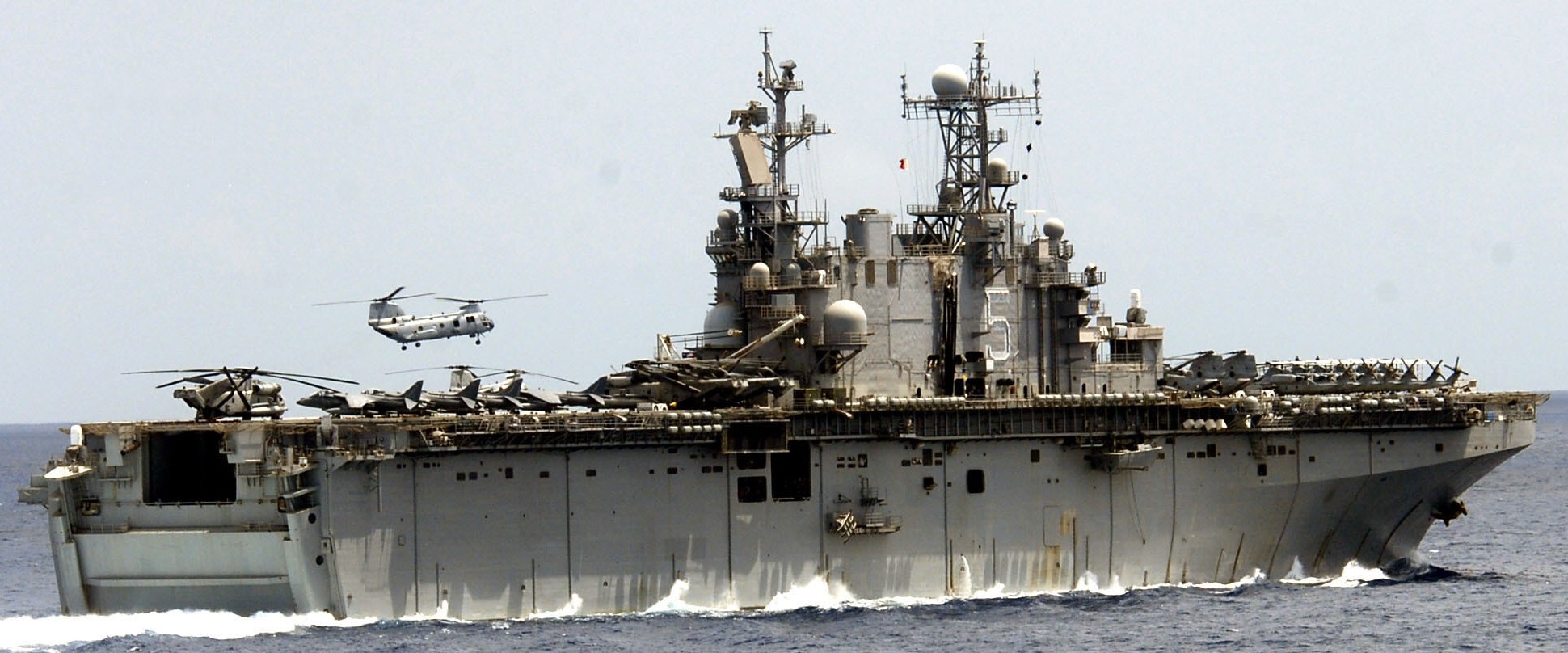 lha-5 uss peleliu tarawa class amphibious assault ship landing helicopter us navy hmm-364(rein) marines 80