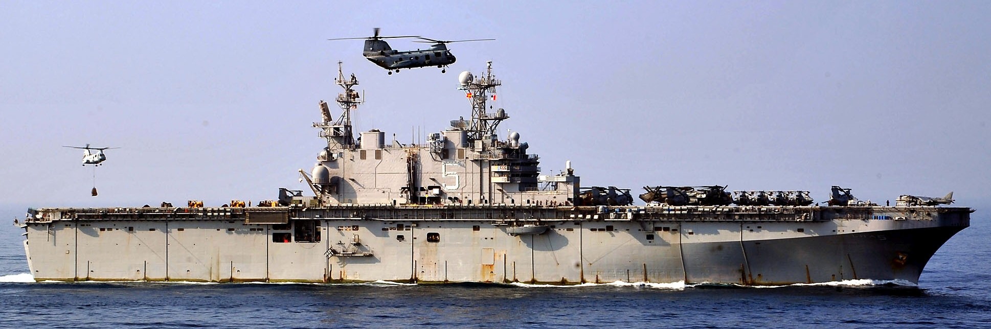 lha-5 uss peleliu tarawa class amphibious assault ship landing helicopter us navy hmm-364(rein) marines 85
